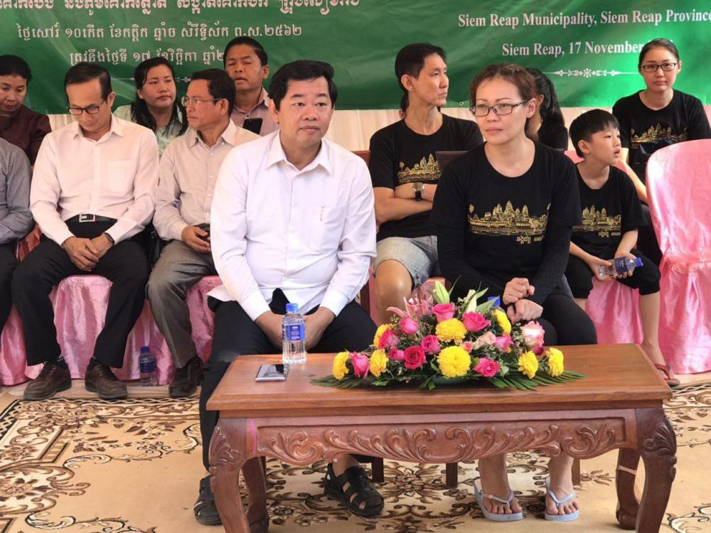 ប្រជាពលរដ្ឋ និងសិស្សក្រីក្រ បានទទួលអំណោយពីក្រុមការងារចុះជួយសង្កាត់គោកចក ខេត្តសៀមរាប