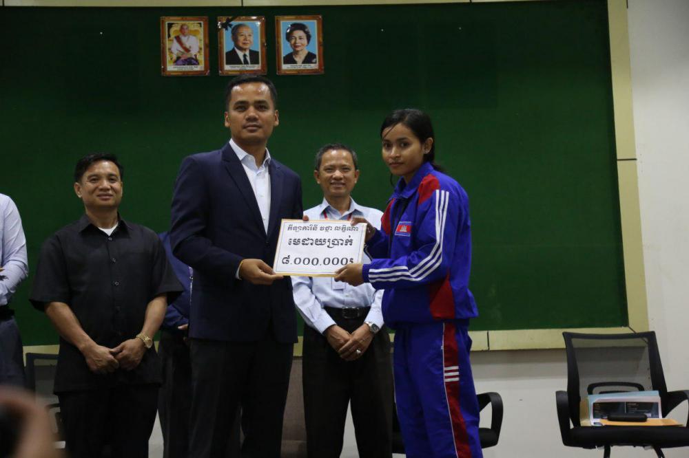 ប្រាក់រង្វាន់ជាង២០៩លានរៀល ត្រូវបានរាជរដ្ឋាភិបាលប្រគល់ជូនម្ចាស់ជ័យលាភី លើ៣ប្រភេទកីឡា