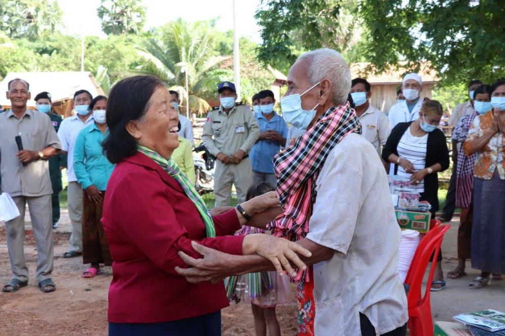 លោក ជំទាវ ដួង វណ្ណា និងសហការី បានបន្តនាំយកអំណោយមនុស្សធម៌របស់សម្តេចកិត្តិព្រឹទ្ធបណ្ឌិត ប៊ុន រ៉ានី ហ៊ុនសែន ប្រធានកាកបាទក្រហមកម្ពុជា ផ្តល់ជូនគ្រួសារងាយរងគ្រោះសរុបចំនួន ៧១ គ្រួសារ ក្នុងស្រុករមាសហែក