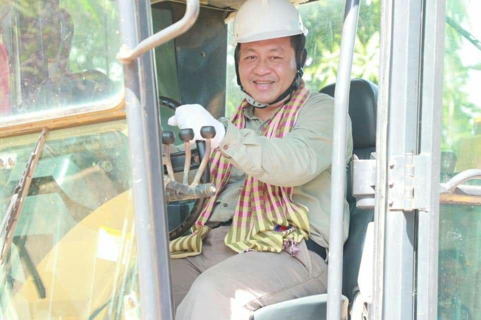 ផ្លូវក្រាលកៅស៊ូ AC ចំនួន ៧ខ្សែរ ប្រវែងសរុប ២,៤២៤ម៉ែត្រ និងសំណង់សិល្បការតាមបណ្តោយដងផ្លូវ បានបើកដំណើរការដ្ឋានជួសជុលជាស្ថាពរ