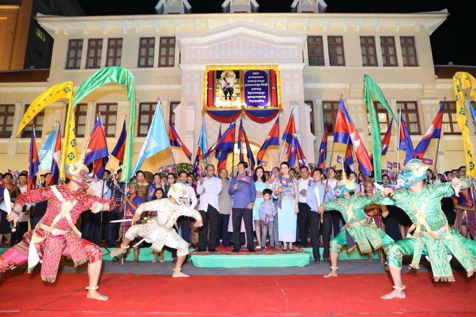 វាយគង ទូងស្គរ ទះប៉ោត គោះត្រដោក បាន​បន្លឺ​ឡើងនៅគ្រប់ទីកន្លែងក្នុងប្រទេសកម្ពុជា ដើម្បីអបអរសាទរការដាក់ «ល្ខោនខោល» ជាសម្បត្តិបេតិកភណ្ឌអរូបីនៃមនុស្សជាតិ