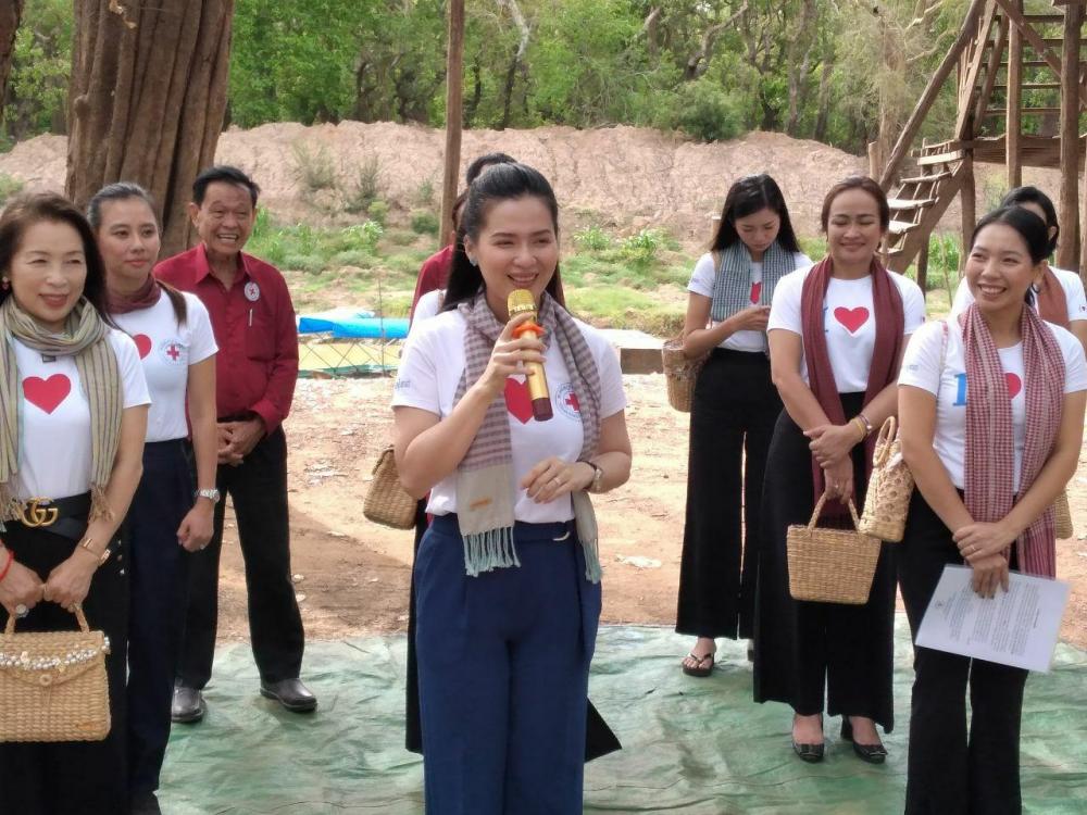 គ្រួសារងាយរងគ្រោះចំនួន ៣៥គ្រួសារ នៅក្នុងឃុំកំពង់ភ្លុក ស្រុកប្រាសាទបាគង ខេត្តសៀមរាប បានទទួលអំណោយមនុស្សធម៌ពីសាខាកាកបាទក្រហមកម្ពុជាខេត្តសៀមរាប