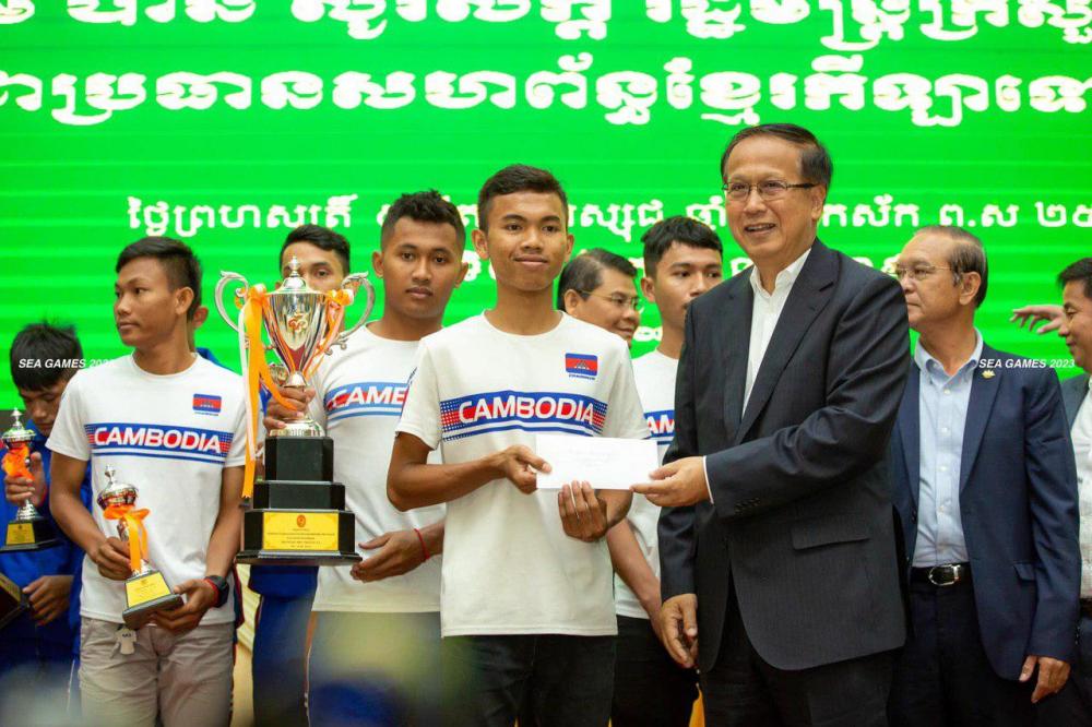 ឯកឧត្តម ប៉ាន សូរស័ក្តិ លើកទឹកចិត្តក្រុមជម្រើសជាតិខិតខំបន្ថែមទៀត ដើម្បីរួមគ្នា អភិវឌ្ឍន៍ឲ្យកាន់តែរីកចម្រើន