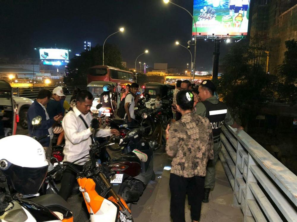 យុវជនម្នាក់មានវិប្បត្តិគ្រួសារ បានដើរមកលោតទឹកលើស្ពានច្បារអំពៅសម្លាប់ខ្លួនបង្កការភ្ញាក់ផ្អើលជាខ្លាំង