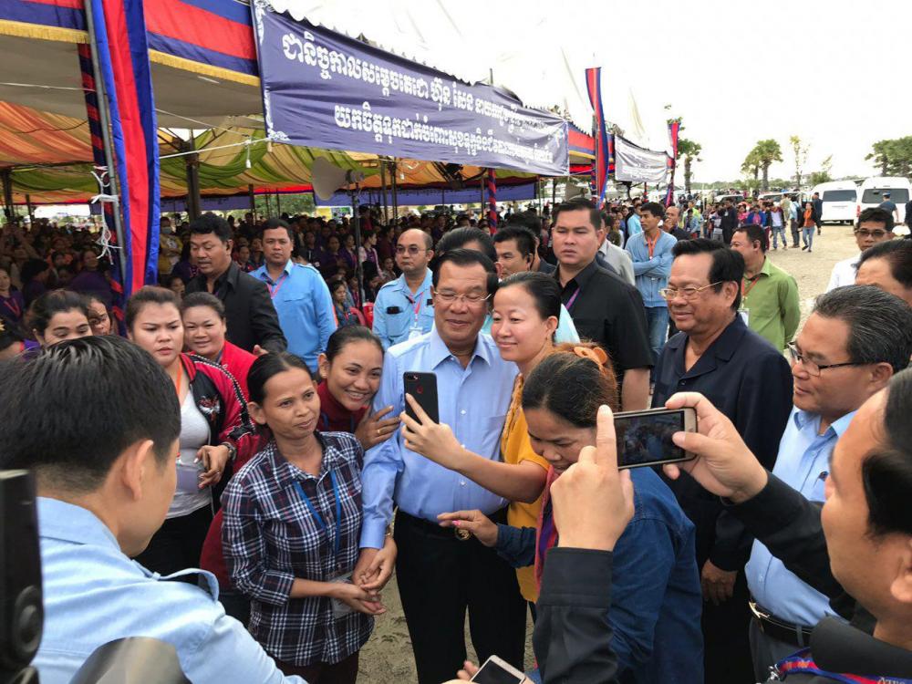 ព្រឹកនេះ សម្តេចតេជោ ហ៊ុន សែន អញ្ជើញជួបសំណេះសំណាលជាមួយកម្មករ កម្មការិនីជិត ២ម៉ឺននាក់ នៅខេត្តកណ្តាល