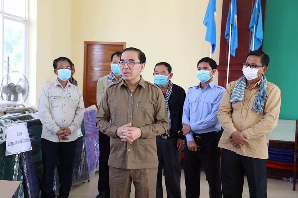 ឯកឧត្តម វេង សាខុន នំាយកសម្ភារៈស្នាក់នៅសម្រាប់ពលរដ្ឋខ្មែរ ដែលធ្វើមាតុភូមិនិវត្តន៍ នាពេលបច្ចុប្បន្ន និងពេលខាងមុខ រួមជាមួយម៉ាស មកផ្តល់ជូនក្រុមការងារស្រុកតំបែរ ក្នុងការទប់ស្កាត់ជំងឺឆ្លងកូវីដ-១៩