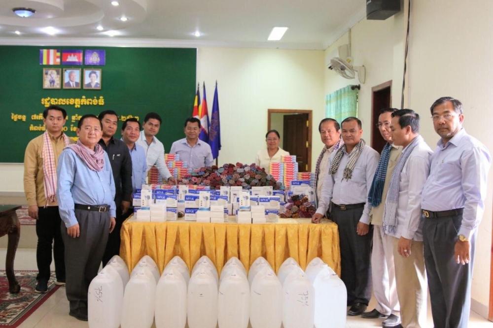 លោក ហាក់ ម៉ុងហួត អភិបាលស្រុកតាំងគោក ថ្លែងអំណរគុណដល់សប្បុរសជនដែលបានចូល រួមឧបត្ថម្ភថវិកា និងសម្ភារៈ ក្នុងយុទ្ធនាការផ្សព្វផ្សាយវិធានការការពារ ទប់ស្កាត់ Covid-19