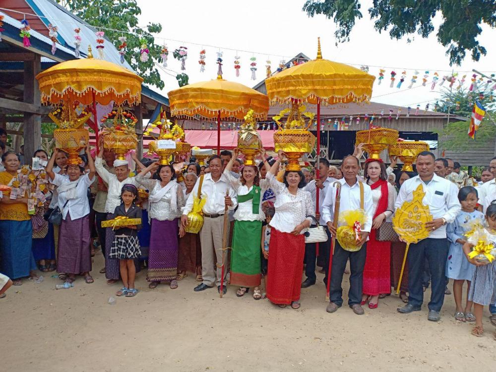 មន្ត្រីអាវុធហត្ថស្រុក នាំយកបច្ច័យអង្គកឋិនសាមគ្គីជាង១៤លានរៀល ប្រគេនព្រះសង្ឃនៅវត្តឈើទាលគងសិក្ខារាម ស្ថិតនៅក្នុងស្រុកជាំក្សាន្ត