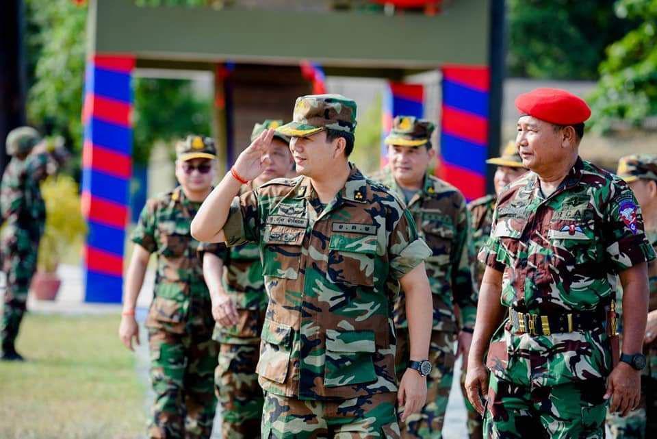 ឧត្តមសេនីយ៍ឯក ហ៊ុន ម៉ាណែត ចូលរួមបើកវគ្គហ្វឹកហ្វឺនជំនាញឆ័ត្រយោង