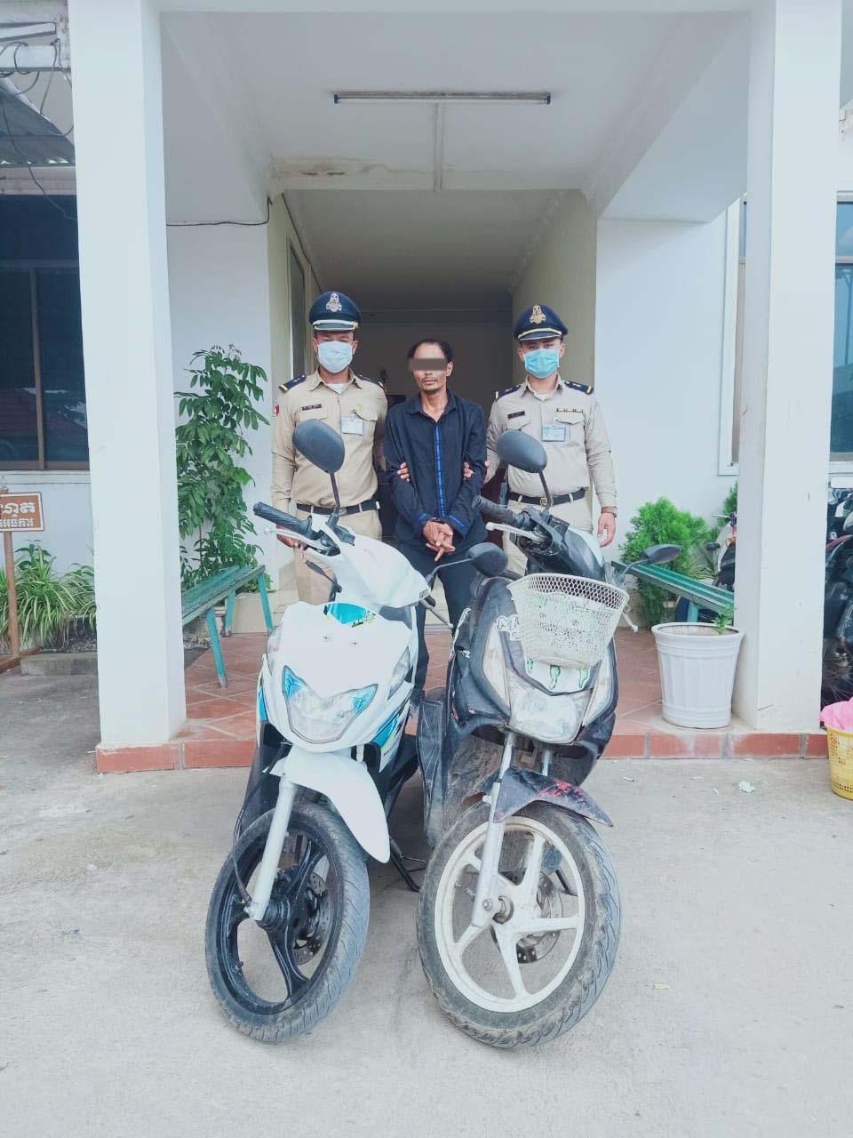 ជនសង្ស័យម្នាក់  ពាក់ព័ន្ធ ករណី លួចម៉ូតូ ,កាបូបស្ពាយមានប្រាក់ និងទូរសព្ទ័ដៃ  ត្រូវសមត្ថកិច្ចប៉ុស្ដិទឹកថ្លា ឃាត់ខ្លួន