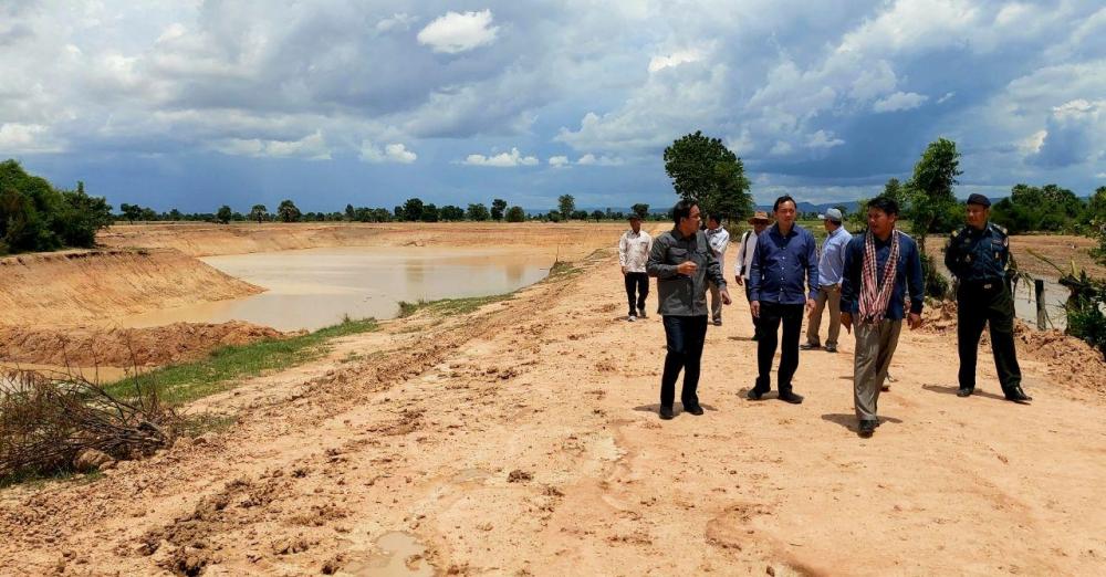 ឯកឧត្តម ងួន រតនៈ អភិបាលខេត្តបាត់ដំបង ចុះពិនិត្យមើលស្រះទឹកដ៏ធំ ដែលទើបជីករួច ក្នុងស្រុកគាស់ក្រឡ និងជាអំណោយដ៏ថ្លៃថ្លា របស់ សម្តេចក្រឡាហោម សខេង ឧបនាយករដ្ឋមន្ត្រី រដ្ឋមន្ត្រីក្រសួងមហាផ្ទៃនិងជាប្រធានក្រុមការងារចុះជួយខេត្តបាត់ដំបង