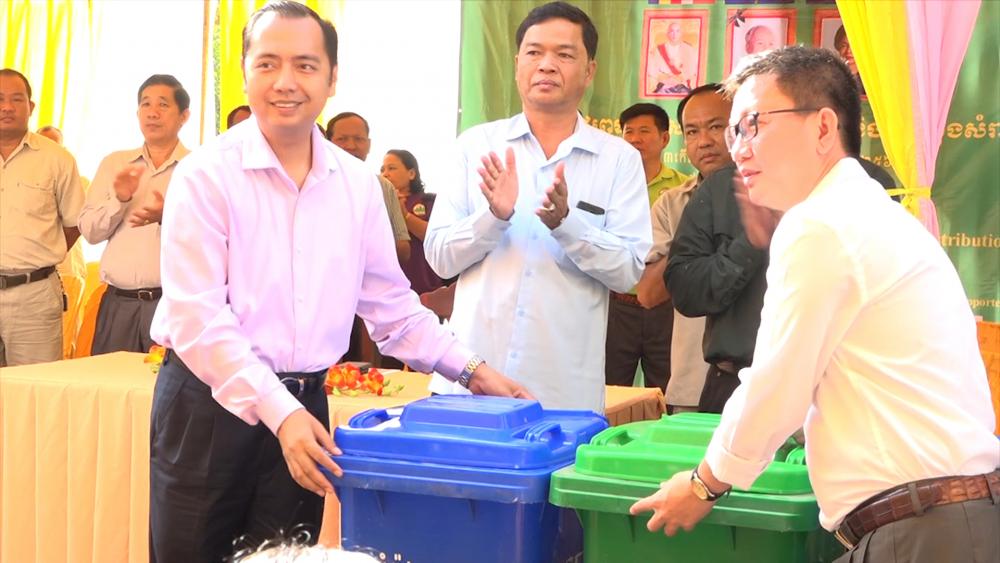 ក្រសួងបរិស្ថាន ផ្តល់ធុងសំរាម និងផ្សព្វផ្សាយគោលការណ៍សាលាមេត្រីដល់សាលានានាក្នុងស្រុកអូររាំងឪ
