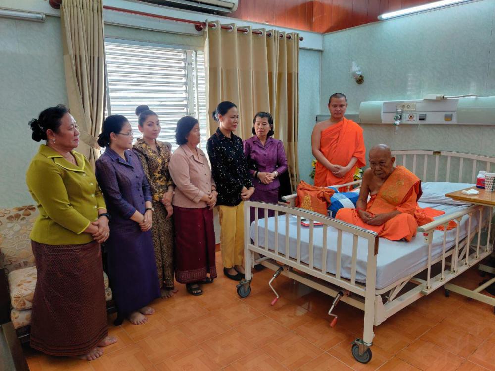 លោកជំទាវកិត្តិសង្គហបណ្ឌិត ម៉ែន សំអន អញ្ជើញថ្វាយបង្គំ និងសាកសួរសុខទុក្ខសម្តេចព្រះអគ្គមហាសង្ឃរាជធិបតី ទេព វង្ស