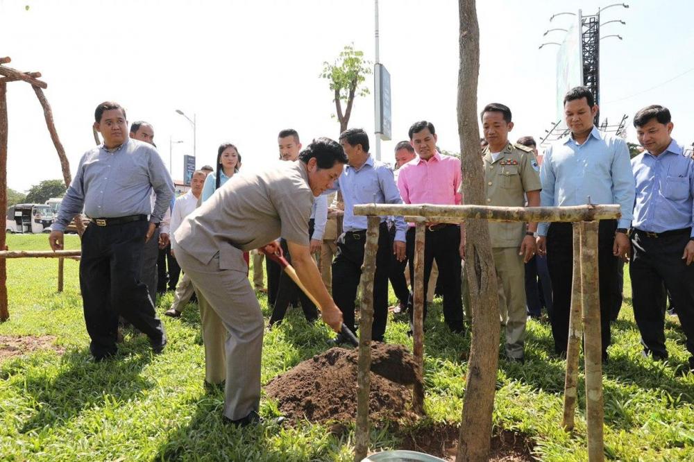 បរិស្ថានបៃតងជាចំណែកមួយនៃសោភណភាពសម្រស់របស់រាជធានីភ្នំពេញ និងអុកស៊ីហ្សែនខ្យល់ដង្ហើមដ៏ល្អសម្រាប់បងប្អូនប្រជាពលរដ្ឋតាមដងផ្លូវ។