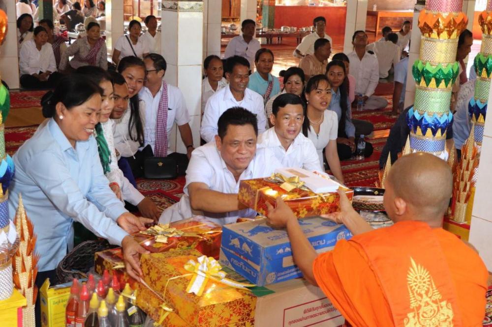 ឯកឧត្តមបណ្ឌិត ប៉ា ម៉េងហុក ប្រគេនទៀនព្រះវស្សាដល់វត្តចំនួន៣ ក្នុងឃុំវាលម្លូរស្រុកពញាក្រែក