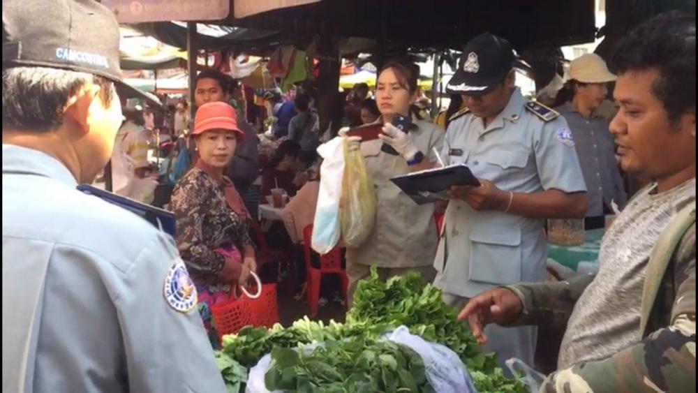សាខាកាំកុងត្រូលតំបន់សេដ្ឋកិច្ចពិសេសភ្នំពេញចុះពិនិត្យគុណភាពទំនិញនៅផ្សារដីហុយ