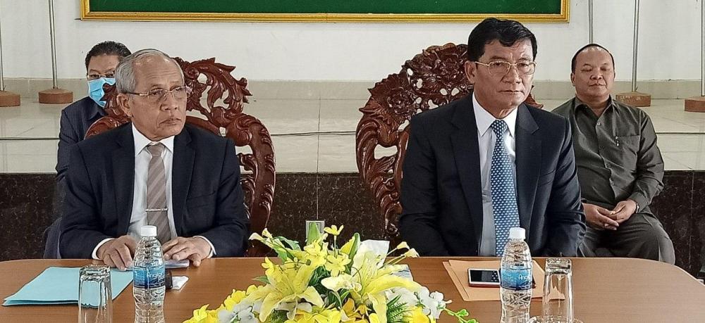 អភិបាលខេត្តព្រះវិហារ បានក្រើនរំលឹកអភិបាលក្រុងថ្មី ត្រូវបន្តយន្តការចុះទប់ស្កាត់ និងបង្ក្រាបបទល្មើសគ្រប់ប្រភេទ និងត្រូវអនុវត្តន៍បទបញ្ជា រាជរដ្ឋាភិបាល ក្នុងការការពារ ការរីករាលដាលជម្ងឺកូវីដ១៩ ឲ្យមានប្រសិទ្ធភាព !