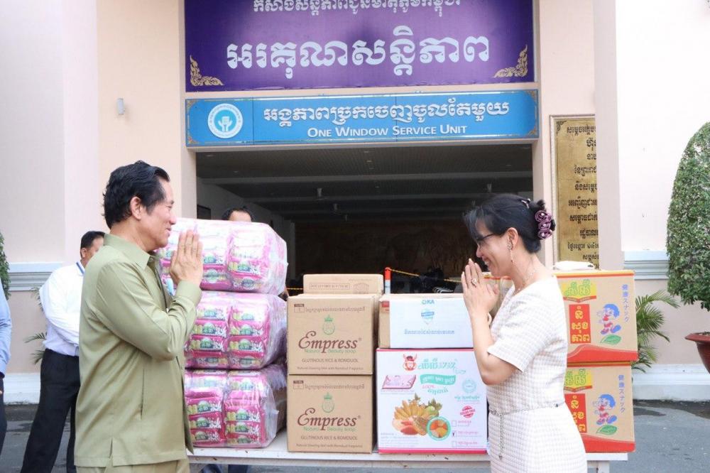 សប្បុរសជន ក្រុមហ៊ុនឯកជននិងក្រុមអ្នកសារព័ត៌មាន ប្រគល់អំណោយជូនរដ្ឋបាលរាជធានីភ្នំពេញ ដើម្បីចូលរួមចំណែក ប្រយុទ្ធប្រឆាំងនឹងជំងឺកូវីដ-១៩