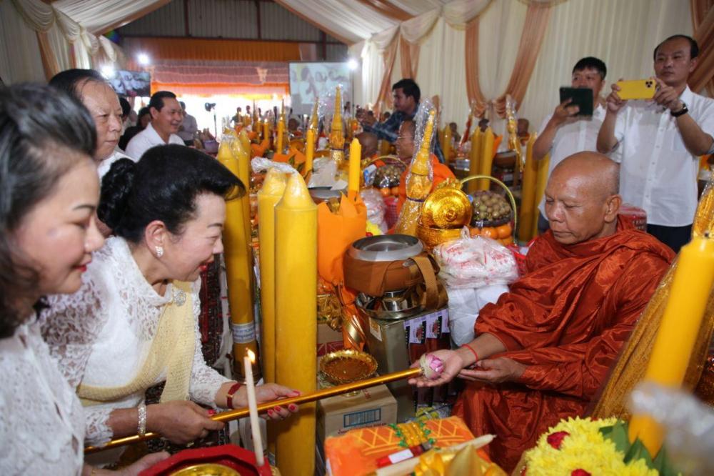 លោកឧកញ៉ា ផែ ហុកឈួន និងលោកជំទាវឧកញ៉ា អ៉ឹង ស៊ីស្រ៊ន និងមហាឧបាសិកា តាំង បាក់ហៀង ប្រគេនទៀនព្រះវស្សា និងទេយ្យវត្ថុព្រះសង្ឃ ចំនួន២៥វត្ត ក្នុងខេត្តកំពង់ធំ