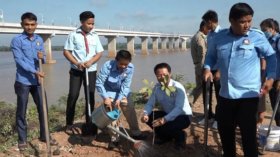 អាជ្ញាធរខេត្តស្ទឹងត្រែង បានដាំកូនឈើចម្រុះជាង ៣០០ដើម នៅប្រប នឹងដងទន្លេសេកុង និងទន្លេមេគង្គ ដើម្បីអបអរបុណ្យរុក្ខទិវា ការកែលំអរបរិស្ថាន និងដើម្បីពញ្ញាក់ស្មារតីដល់យុវជន ឲ្យចេះស្រឡាញ់ និងការពារធនធានធម្មជាតិ ដែលជាសម្បត្តិដ៏មានតម្លៃរបស់ជាតិ