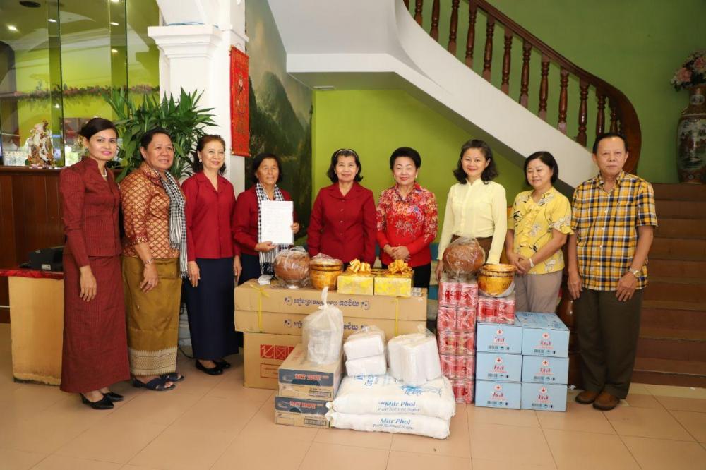លោកជំទាវ កិត្តិ សង្គហ បណ្ឌិត ម៉ែន សំអន ទទួលទេយ្យវត្ថុសម្រាប់ប្រគេនដល់ព្រះសង្ឃគង់ចាំព្រះសង្ឃចំនួន ២វត្ត ពីលោកឧកញ៉ា ផែ ហុកឈួន និងលោកជំទាវឧកញ៉ា អ៊ឹង ស៊ីស្រ៊ន
