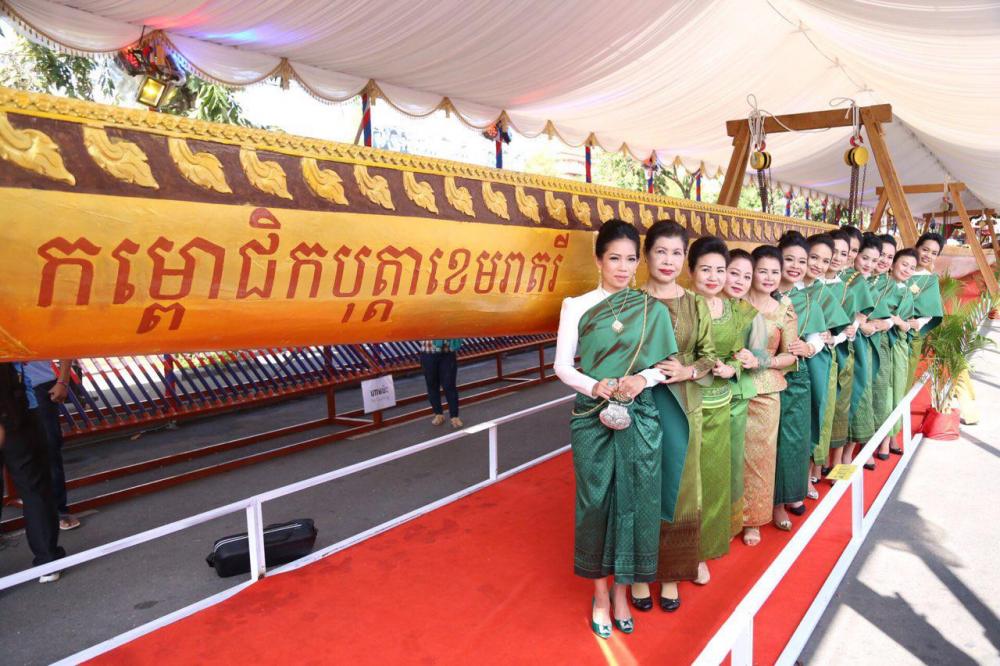 ភ្ញៀវជាតិ និងអន្តរជាតិជាង២ម៉ឺននាក់ ចូលទស្សនាទូក-ង វែងជាងគេលើពិភពលោកដែលដាក់តាំងមុខវាលព្រះមេរុហ៍