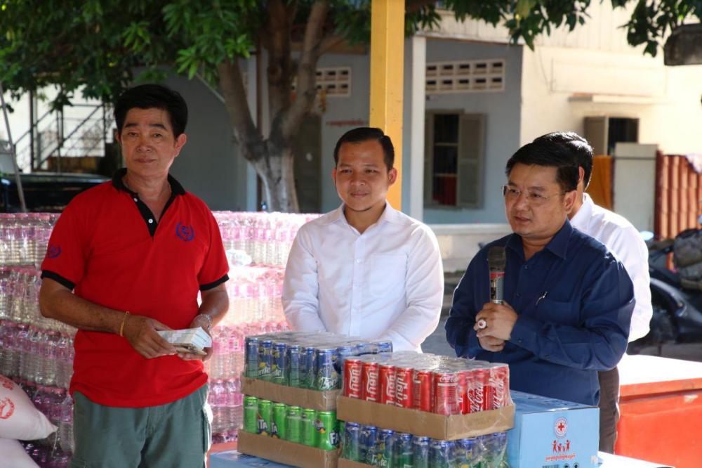 ឯកឧត្តម ហុង ឡុង តំណាងដ៏ខ្ពង់ខ្ពស់ លោកជំទាវកិត្តិសង្គហបណ្ឌិត ម៉ែន សំអន ចុះជួបសំណេះសំណាលជាមួយកីឡាករទូក