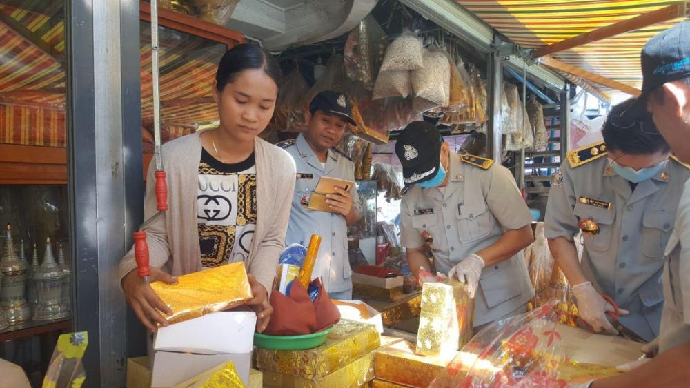 មន្រ្តីជំនាញខេត្តស្វាយរៀង រកឃើញទំនិញខូចគុណភាព និងទំនិញផ្ទុកសារធាតុគីមីបូរាក់នៅក្នុងផ្សារជីភូ ក្រុងបាវិត