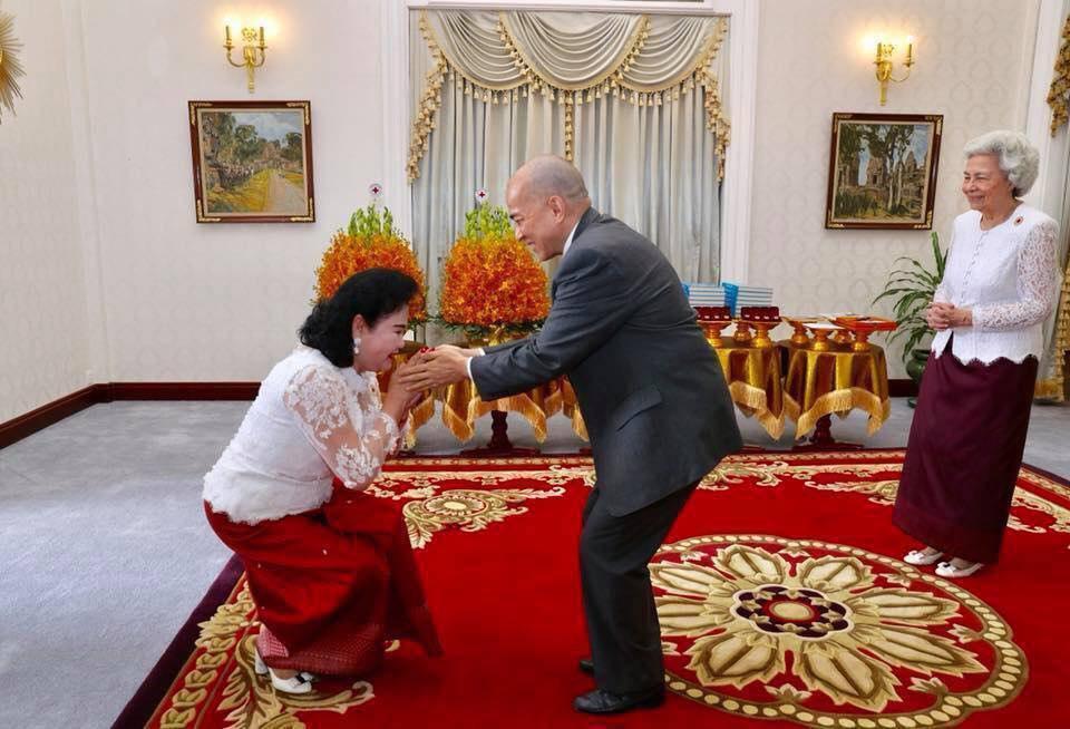 សម្ដេចកិត្តិព្រឹទ្ធបណ្ឌិត ប៊ុន រ៉ានី ហ៊ុនសែន សូមថ្លែងអំណរព្រះរាជគុណ ព្រះករុណា ព្រះមហាក្សត្រនៃកម្ពុជា ប្រោសព្រះរាជូបត្ថម្ភព្រះរាជទ្រព្យ ១ពាន់ដុល្លារ ដល់កាកបាទក្រហមកម្ពុជា សម្រាប់ខែកក្កដានេះ