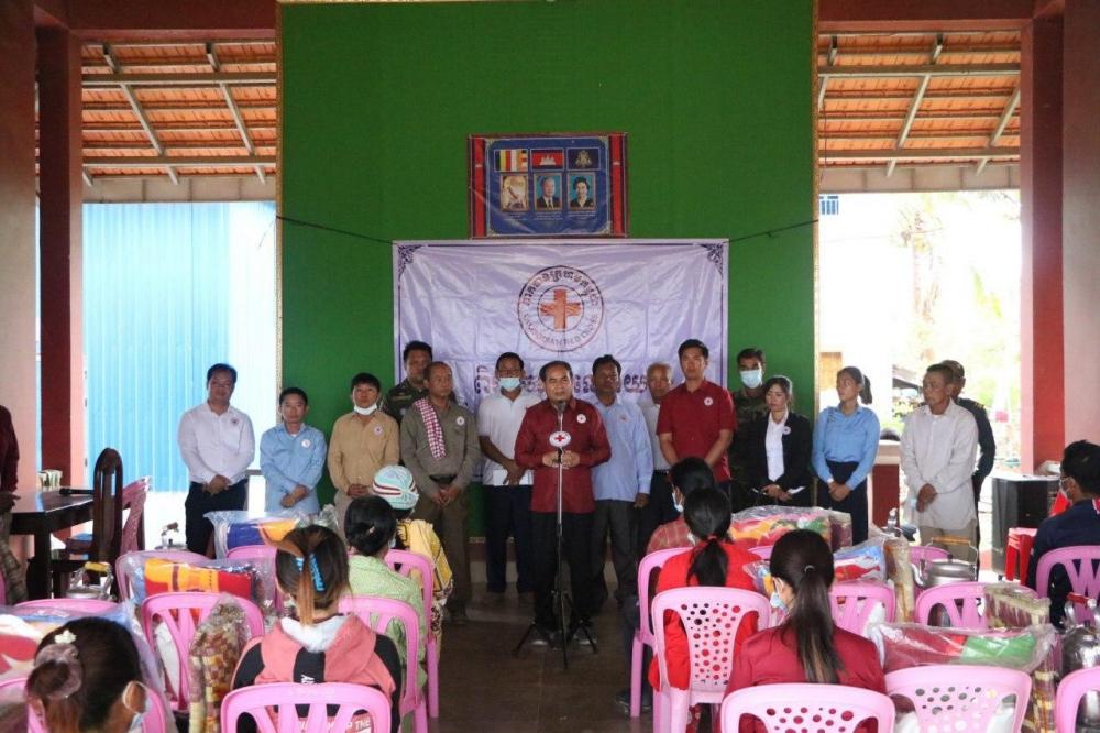 កាកបាទក្រហមកម្ពុជា បាននាំយកអំណោយ ទៅផ្តល់ជូនប្រជាពលរដ្ឋ ជិត៩០គ្រួសារ ដែលរងគ្រោះ និងរងផលប៉ះពាល់ ពីគ្រោះធម្មជាតិខ្យល់កន្ត្រាក់ នៅក្នុងស្រុកពីរ នៃខេត្តស្ទឹងត្រែង