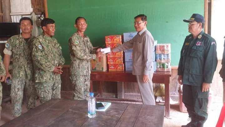 អភិបាលខេត្តកំពង់ឆ្នាំង ជួបសំណេះសំណាល និងសាកសួរសុខទុក្ខមន្ត្រីឧទ្យានុរក្សនៅដែនជម្រកសត្វព្រៃឱរ៉ាល់ ក្នុងស្រុកទឹកផុស