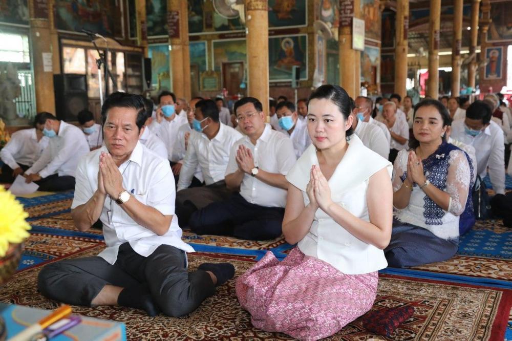 អភិបាលរាជធានីភ្នំពេញនិងលោកជំទាវអញ្ជើញប្រគេនទៀនព្រះវស្សាដល់វត្តទាំង១៥០វត្តទូទាំងរាជធានីភ្នំពេញ