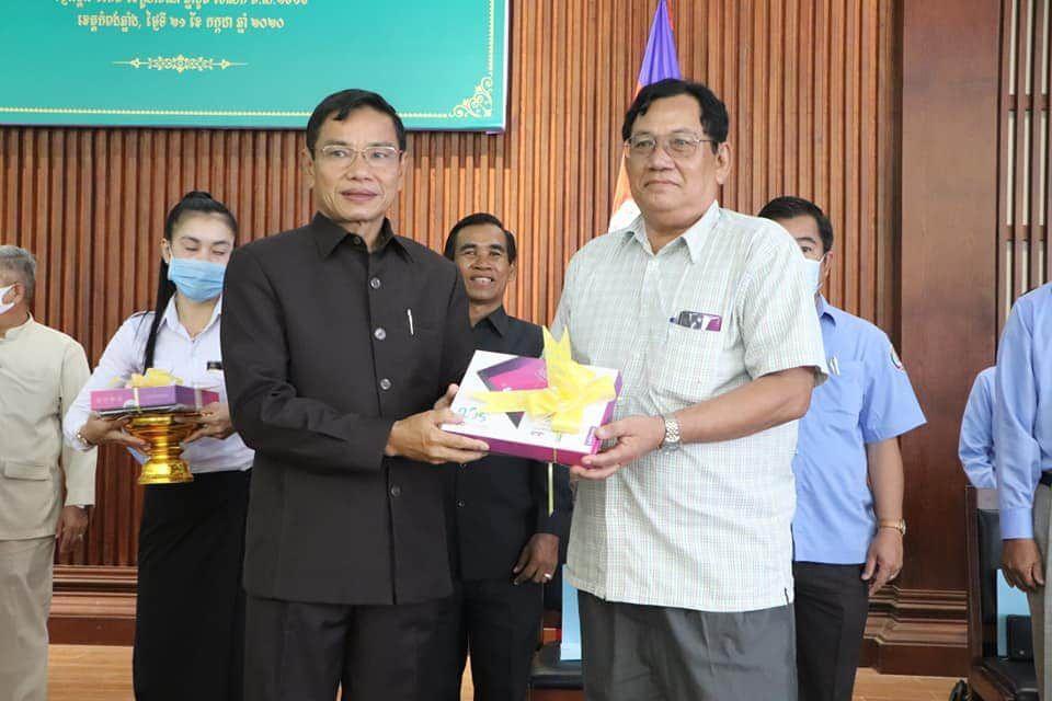 ថាប្លេត (Tablet )ចំនួន៧០គ្រឿងត្រូវបានប្រគល់ជូនឃុំ សង្កាត់សម្រាប់ប្រើប្រាស់កំណត់អត្តសញ្ញាណគ្រួសារក្រីក្រអំឡុងកូវីត១៩