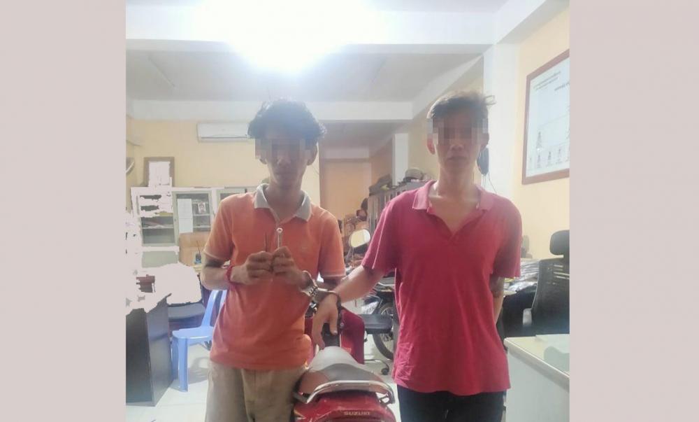 ជនសង្ស័យ ២នាក់ ប៉ងលួចម៉ូតូ ស្រាប់តែកម្លាំងសមត្ថកិច្ចល្បាតខណ្ឌច្បារអំពៅប្រទះឃេីញចាប់ឃាត់ខ្លួន