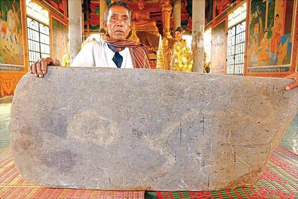 នៅទីបំផុត! សិលាចារឹក «សុវណ្ណភូមិ» មុនសម័យមហានគរ ត្រូវបានព្រះចៅអធិការវត្តគិរីស្ដេងគង់ និងពុទ្ធបរិស័ទទាំងអស់ ព្រមប្រគល់ជូនអាជ្ញាធរ ដើម្បីយកមកតម្កល់នៅសារមន្ទីរជាតិហើយ