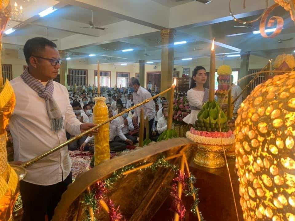 ទៀនព្រះវស្សា និងទេយ្យទាន គ្រឿងឧបភោគបរិភោគមួយចំនួនធំ ត្រូវបានអាជ្ញាធរខេត្តសៀមរាប នាំយកទៅវេរប្រគេនដល់ព្រះភិក្ខុសង្ឃ ក្នុងក្រុងសៀមរាបចំនួន៤៥វត្ត