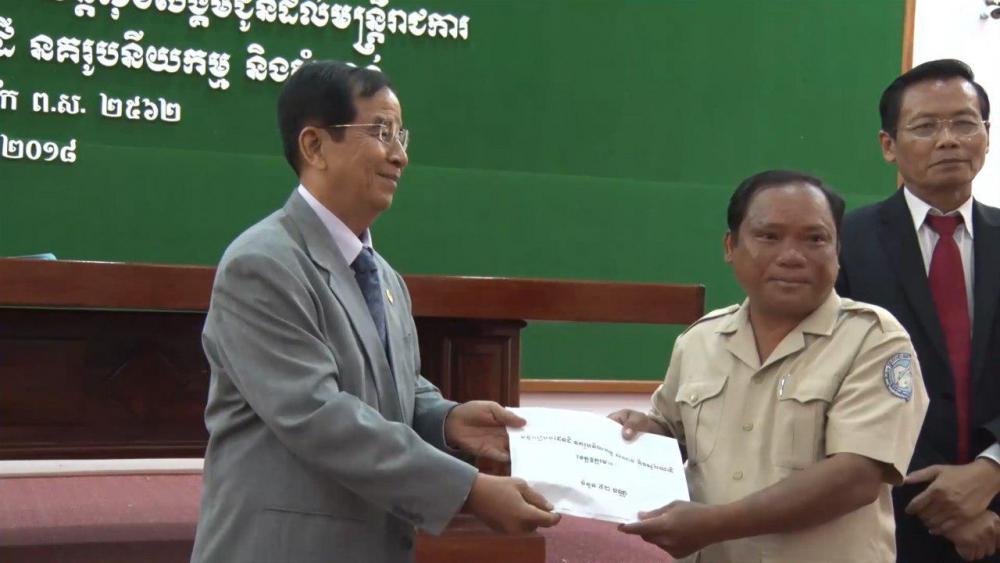 ប័ណ្ណសមាជិកបេឡាជាតិសន្តិសុខសង្គម (ប.ស.ស) ត្រូវបានប្រគល់ជូនដល់ថ្នាក់ដឹកនាំ មន្ត្រីរាជការ និងមន្ត្រីជាប់កិច្ចសន្យានៃក្រសួងរៀបចំដែនដី នគរូបនីយកម្ម និងសំណង់