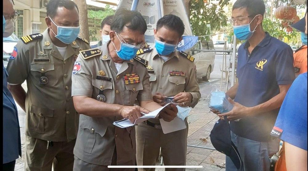 នគរបាលប្រឆាំងបទល្មេីសសេដ្ឋកិច្ចក្រសួងមហាផ្ទៃ ចុះបង្ក្រាបការលួចនាំចេញអាវពេទ្យការពារ មេរោគ, ម៉ាស់មនុស្សចាស់ កូនក្មេង បានរាប់ម៉ឺនម៉ាស់ និងឃាត់ខ្លួនជនសង្ស័យ២នាក់
