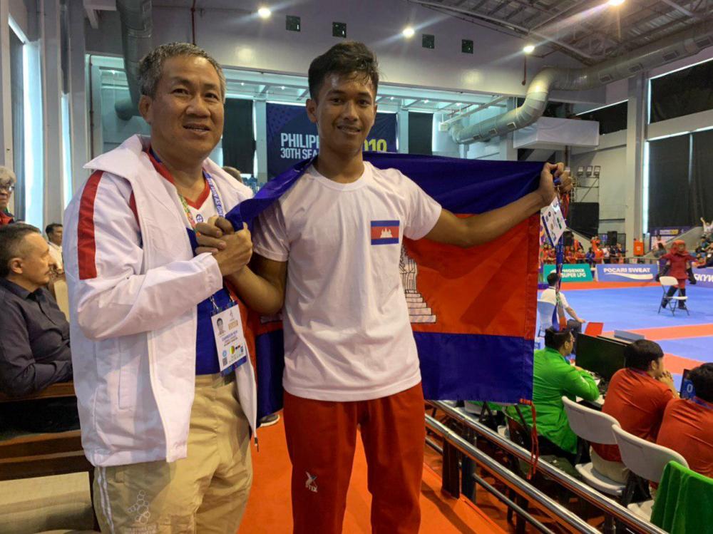 កីឡាករ ជម្រើសជាតិ គុន ល្បុក្កតោ យ៉ុង ម៉េង លី ដណ្តើមបាន មេដាយមាស ក្នុងការ ប្រកួត កីឡា ដំបង ខ្លី Arnis លើ វិញ្ញាសា Padded Stick ទម្ងន់ ៦០-៦៥ គីឡូក្រាម