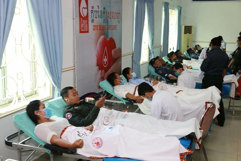 កងរាជអាវុធហត្ថខេត្តកណ្តាល សហការជាមួយសហភាពសហព័ន្ធយុវជនកម្ពុជាខេត្ត និង សភាពាណិជ្ជកម្មខេត្ត ផ្តល់ឈាមជូនមជ្ឈមណ្ឌលជាតិផ្តល់ឈាមសម្រាប់ជួយជនរងគ្រោះដែលត្រូវការឈាមចាំបាច់