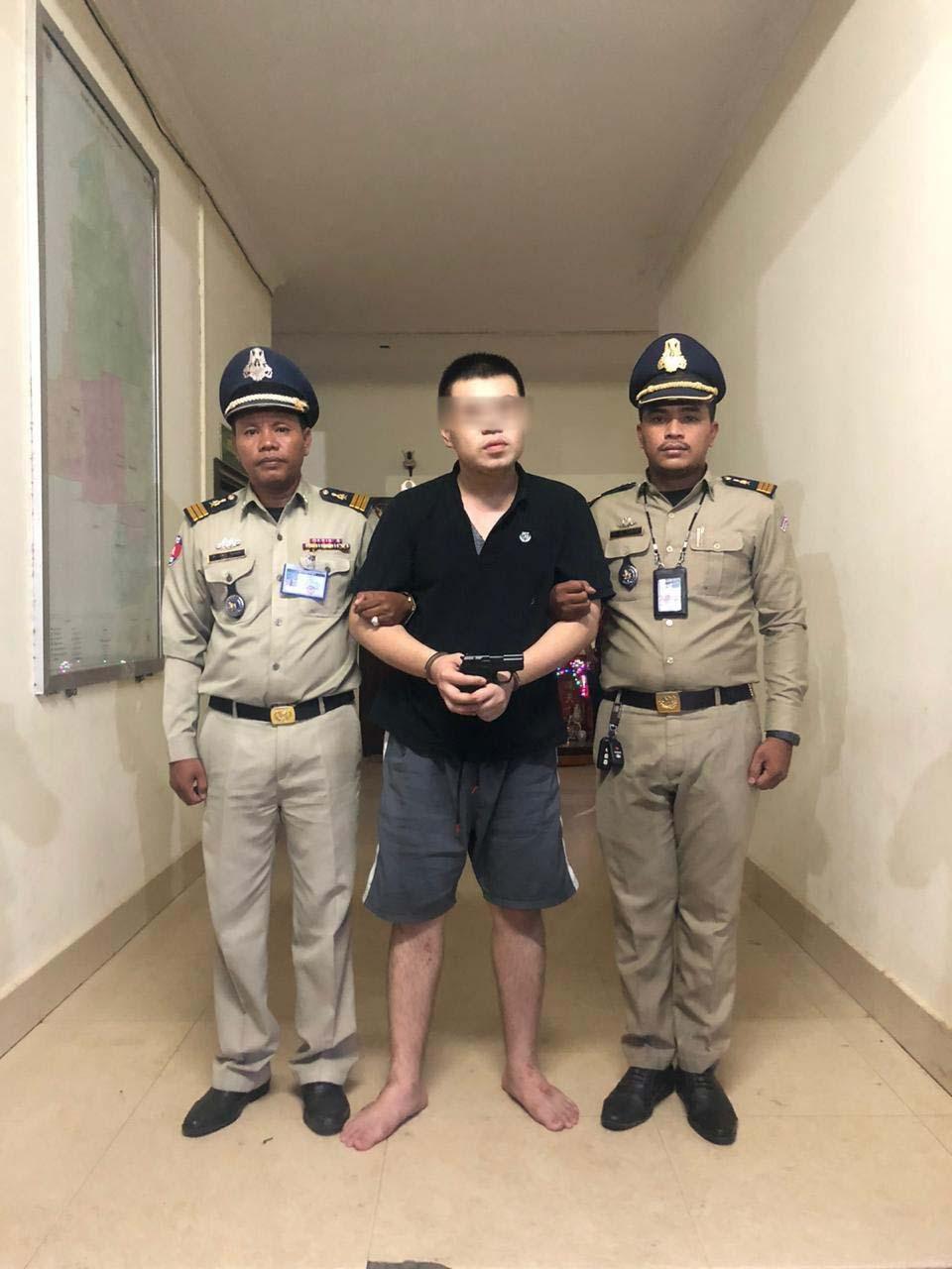 ជនសង្ស័យជាជនជាតិចិនម្នាក់  ពាក់ព័ន្ធករណីកាន់កាប់អាវុធគ្មានច្បាប់អនុញ្ញាត្ត  ត្រូវសមត្ថកិច្ចខណ្ឌសែនសុខចាប់ខ្លួន