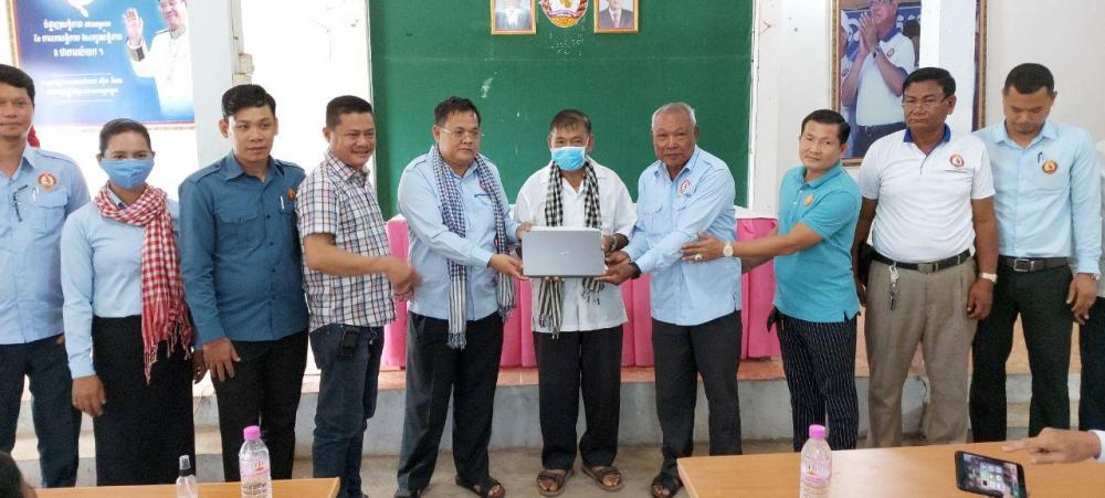 ឯ.ឧ អ៊ុយ សុធាវី ប្រធានក្រុមការងារចុះមូលដ្ឋានស្រុកសំពៅលូន ដឹកនាំកិច្ចប្រជុំបូកសរុបលទ្ធផលការងារគណបក្សប្រចាំខែមិថុនា