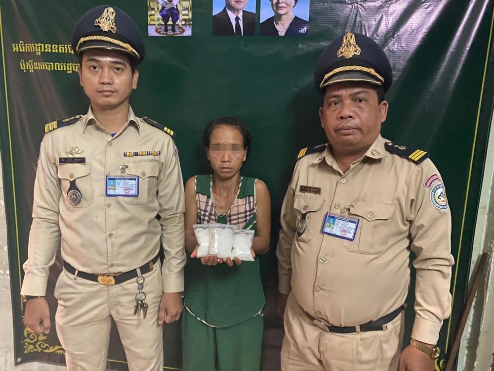 នគរបាលប៉ុស្ដិ៍ចាក់អង្រែលេី ឃាត់ខ្លួនស្ត្រីសង្ស័យម្នាក់ពាក់ព័ន្ធករណីជួញដូរគ្រឿងញៀនជិតកន្លះគីឡូក្រាម