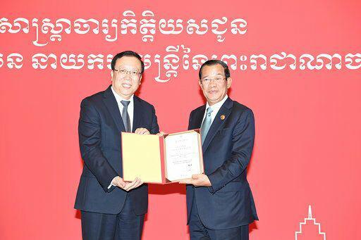 សម្តេចតេជោនាយករដ្ឋមន្រ្តី ទទួលគោរមងារ សាស្រ្តាចារ្យកិត្តិយសផ្នែកទំនាក់ទំនងអន្តរជាតិ ពីសាកលវិទ្យាល័យប៉េកាំង សាធារណរដ្ឋប្រជាមានិតចិន