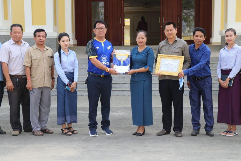 តំណាងក្លឹបបាល់ទាត់វិសាខា នាំយកថវិកាចំនួន១០លានរៀល ជូនរដ្ឋបាលខេត្តព្រៃវែង ដើម្បីចូលរួមបង្ការ គាំទ្រ ទប់ស្កាត់ ការរីករាលដាជម្ងឺឆ្លងCovid -១៩
