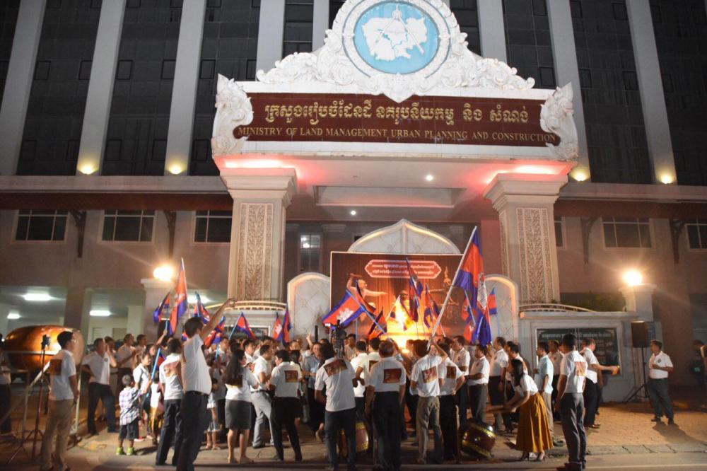 ថ្នាក់ដឹកនាំមន្ត្រីរាជការនៃក្រសួងរៀបចំដែនដី នគរូបនីយកម្ម និងសំណង់ វាយស្គបំពងសំលេងដើម្បីអបអរសាទរក្នុងឱកាសដែលព្រះរាជាណាចក្រកម្ពុជាមានដាក់បញ្ចូលនូវល្ខោនខោលរបស់កម្ពុជា ជាសម្បត្តិបេតិកភណ្ឌវប្បធម៍អរូបីនៃមនុស្សជាតិ