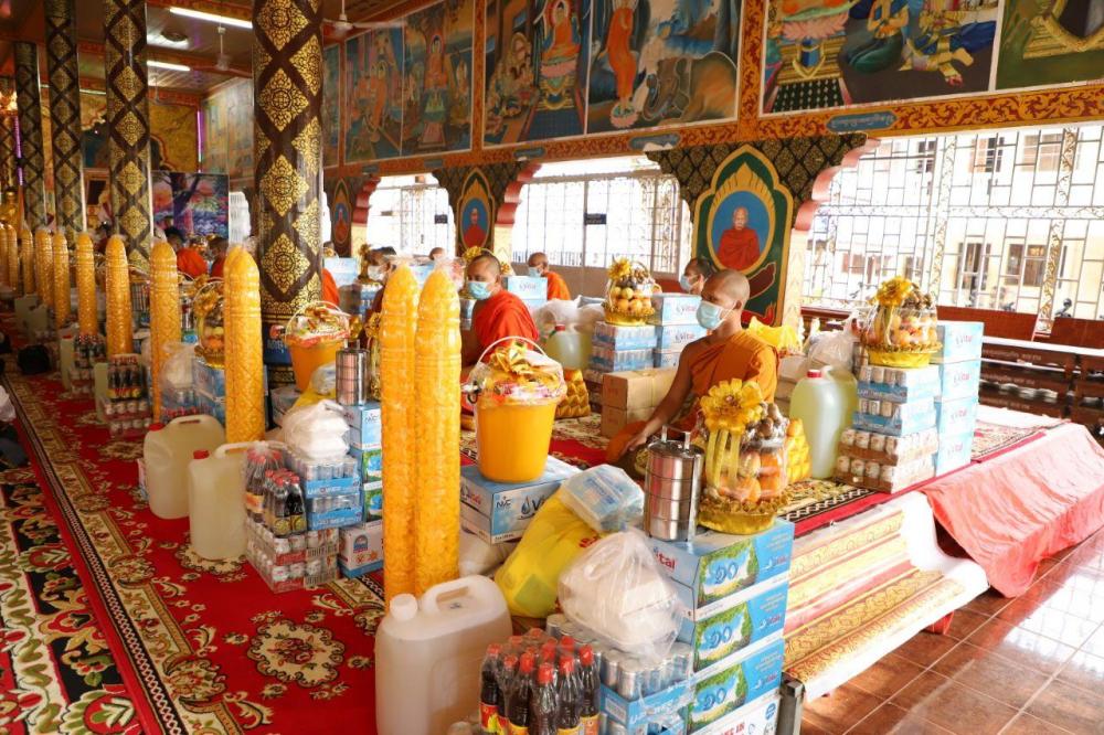 លោកជំទាវកិត្តិសង្គហបណ្ឌិត ម៉ែន សំអន ប្រគេនទៀនវស្សា និងទេយ្យទានដល់ព្រះសង្ឃគង់ចាំព្រះវស្សា ចំនួន ១៩វត្ត នៅខេត្តស្វាយរៀង
