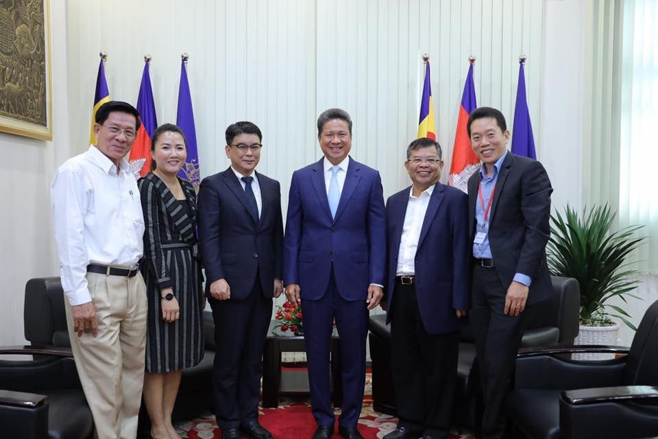 ក្រុមហ៊ុន​ Daehan Group របស់កូរ៉េ បង្ហាញគម្រោងនាំចូល និងដាក់ឱ្យដំណើរការម៉ូតូសាកថ្ម (Electric Vehicle) ដែលអាចប្តូរថ្មមានសាកនៅតាមស្ថានីយ៍ ជួយដល់ការកាត់បន្ថយផលប៉ះពាល់ផ្នែកបរិស្ថាន