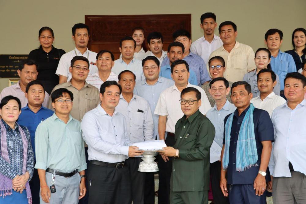ម៉ាស់ ៥,០០០ ទឹកអាល់កុល ១២០លីត្រ ក្រុមការងារព្រឹទ្ធសភាភូមិភាគ២ បានផ្តល់ ដល់គណៈកម្មការប្រយុទ្ធកូវីដ-១៩ ខេត្តកំពង់ចាម តាមរយៈឯកឧត្តម អ៊ុន ចាន់ដា អភិបាល នៃគណៈអភិបាលខេត្តកំពង់ចាម