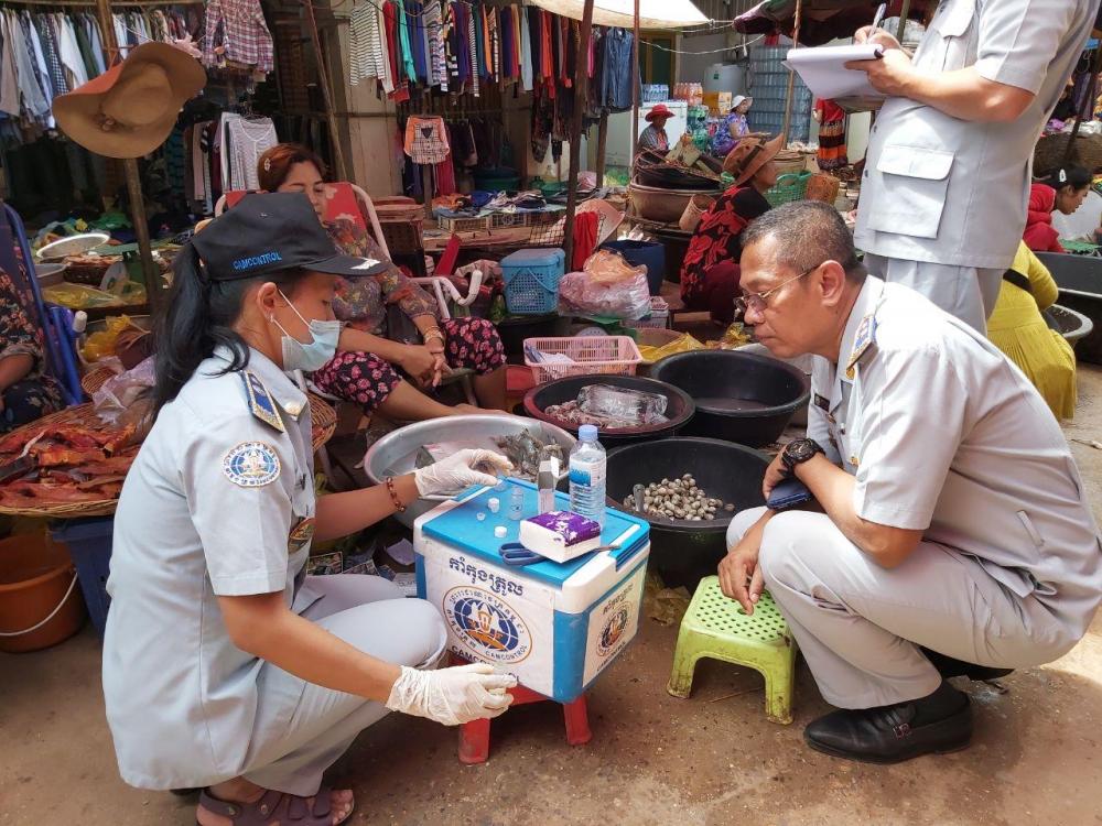 មន្ត្រីសាខា ក.ប.ប ប្រចាំខេត្តសៀមរាប ដឹកនាំដោយលោក ខៀវ បញ្ញាវឌ្ឍន៍ សហការជាមួយមន្ទីរពាណិជ្ជកម្មខេត្ត និងអាជ្ញាធរផ្សារក្រឡាញ់ បានចុះត្រួតពិនិត្យរកភាពមិនប្រក្រតីលើផលិតផលម្ហូបអាហារ